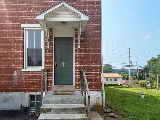 Building Photo - 504 Fivepointville Rd