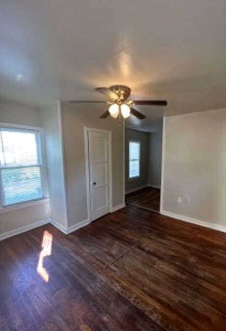 Sala de estar con vista a la cocina - 1512 Willow St