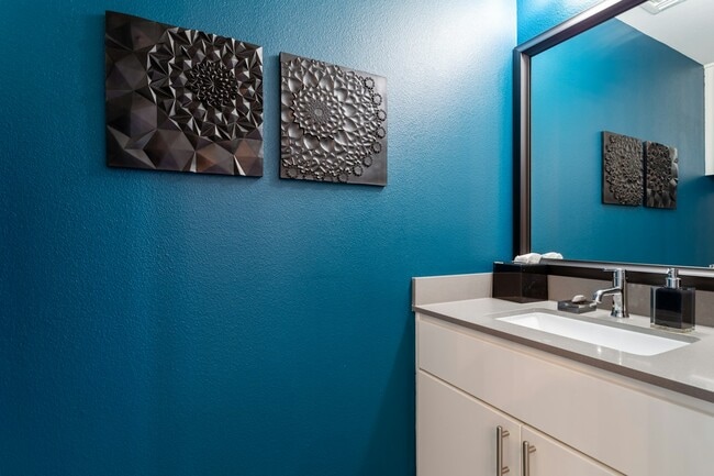 Building Photo - 2002 E 7th St