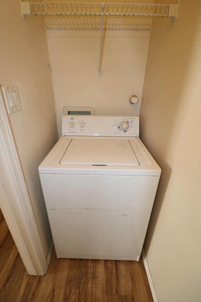 Building Photo - 3BR, 2BA, 2CG