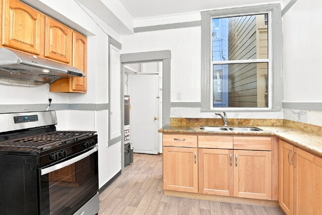 Building Photo - "Charming 2-Bedroom in Vibrant San Francisco!"