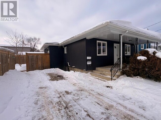 Building Photo - 72 Churchill St