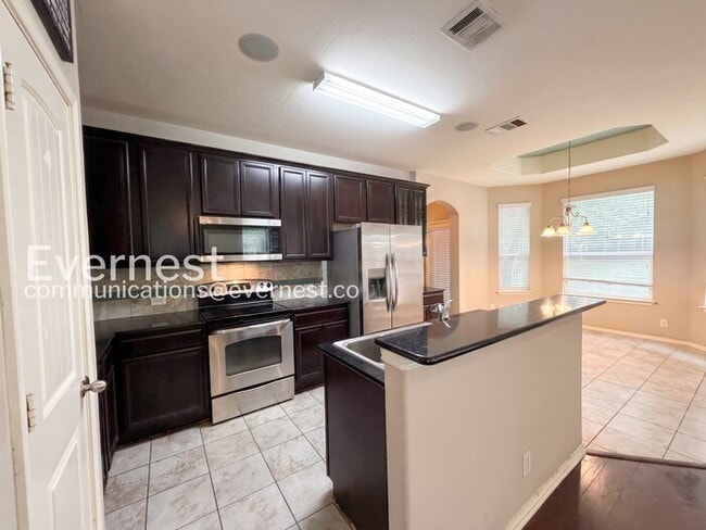 Building Photo - 3 Bed/2.5 Bath Home with Fenced Yard / Pet-Friendly / Vouchers Accepted / Available Now!