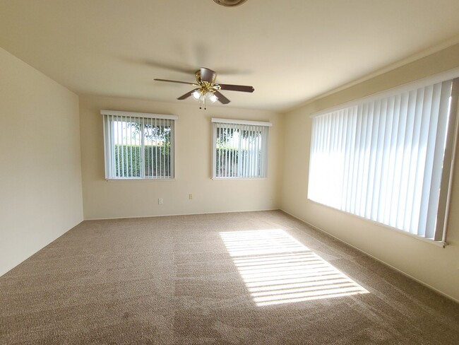 Building Photo - Charming and Spacious Home in Bay Ho!