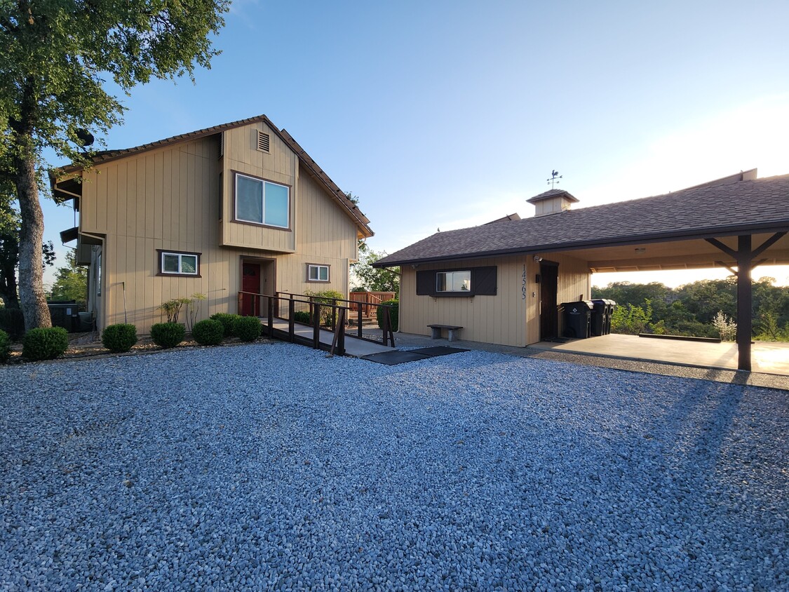 Foto principal - 14565 Carriage Ln