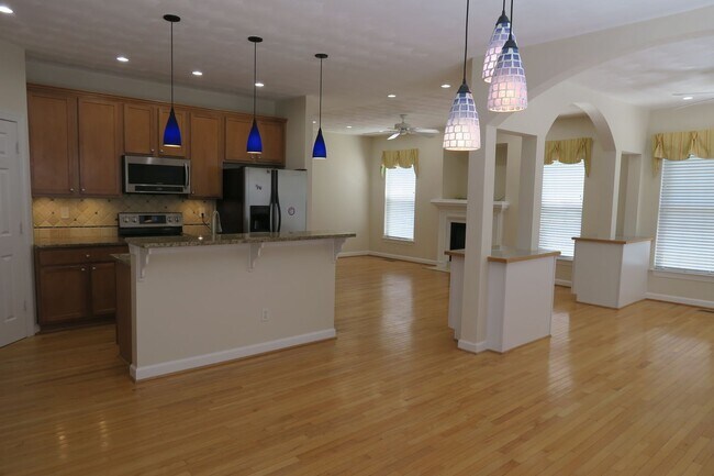 Building Photo - Kings Grant - Available September 10!