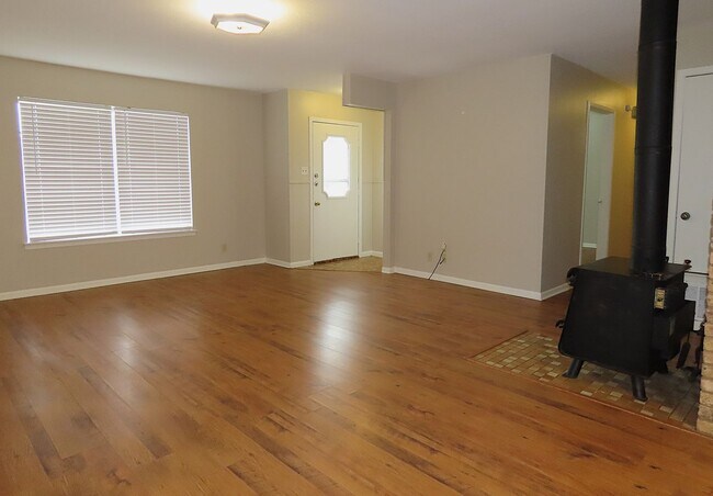Building Photo - South Tyler! Lovely 3 Bedroom, 2 Bath Dupl...