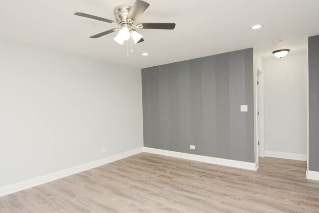 Building Photo - 7606 N Eastlake Terrace