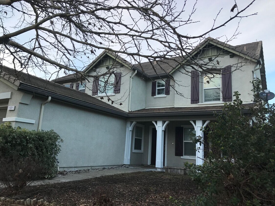 Primary Photo - 4 bed/ 2.5 ba house - Plumas Lake area