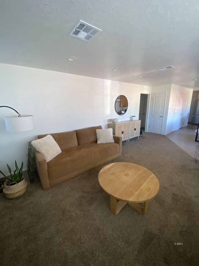 Building Photo - 941 W Chamberlain Dr