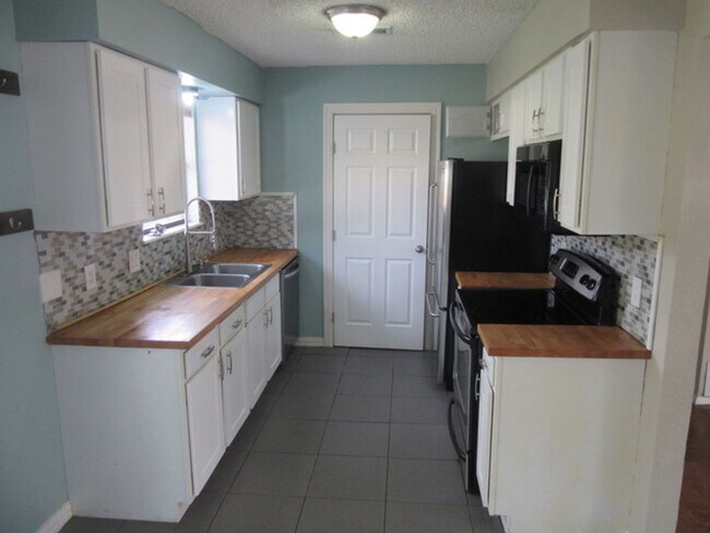 Building Photo - 3673 Scranton Ln
