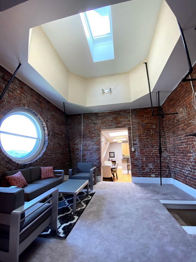 The Hannaford - 5 Minutes to Downtown Cincy Apartments - Newport, KY