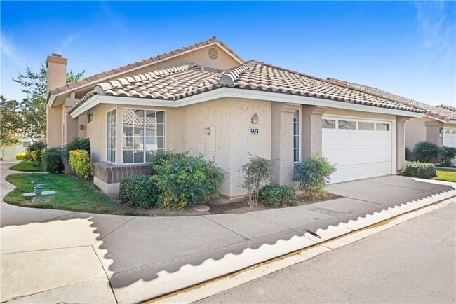Building Photo - 556 La Costa Dr