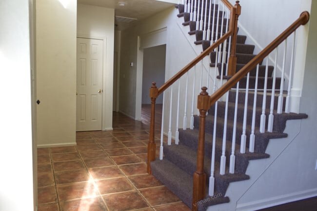 Building Photo - 805 Shadowberry Cres
