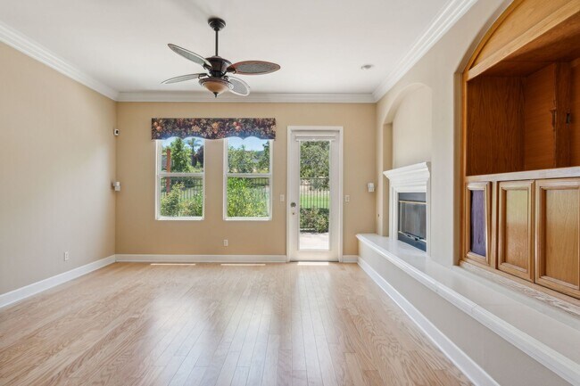 Building Photo - Gorgeous Eagle Ridge home overlooking the ...