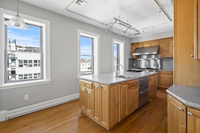Building Photo - 211 M St