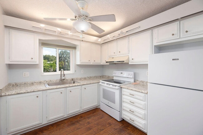 Building Photo - 1212 NE 14th Ct