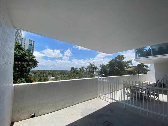Foto del edificio - 1861 NW S River Dr