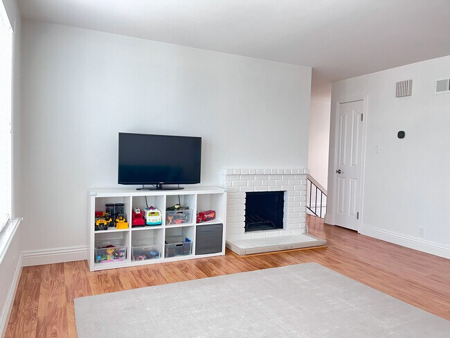 Building Photo - 56 Morton Dr