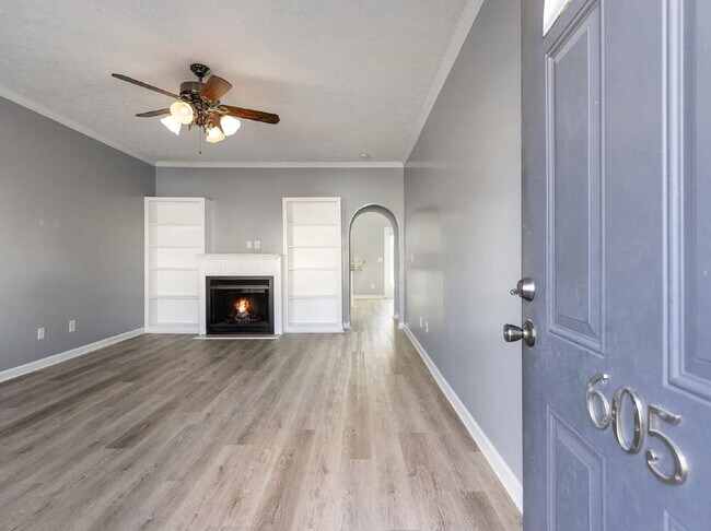 Foto del edificio - Renovated End-Unit Townhome with Spacious Primary Suite