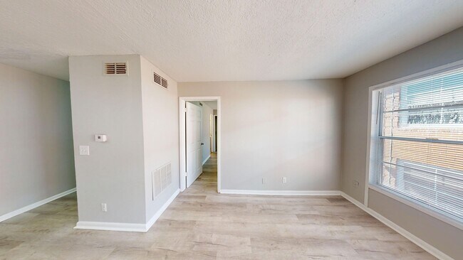 Foto del edificio - Spacious 1Bed/ 1Bath in Riverside   ** Upstairs Unit & Water Included **