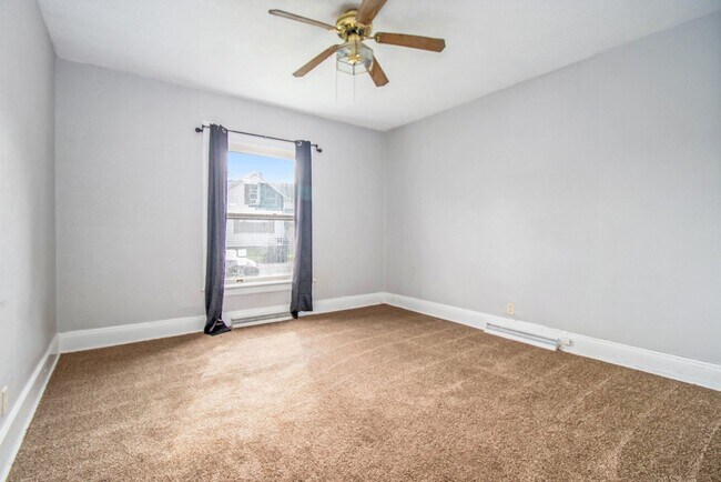 Foto del edificio - Partially remodeled 4 bedroom (potentially...