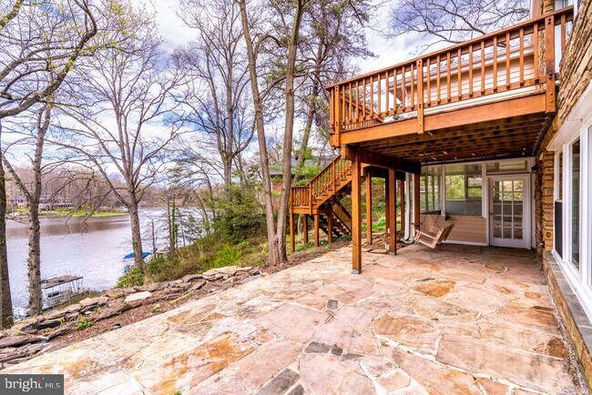 Building Photo - 6226 Lakeview Dr