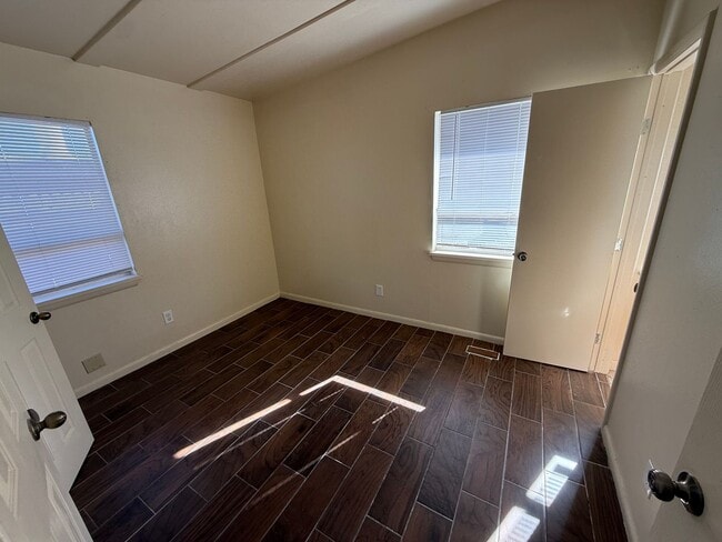 Building Photo - 4 bed , 1.5 bath , inside laundry, fenced yard, ceramic flooring throughout!