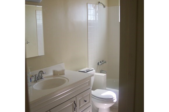 Baño - 4006 Puente Ave Apartments