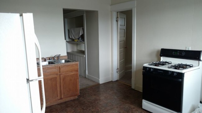 Building Photo - 2818A N. 33rd Street - 2 Bedroom Upper