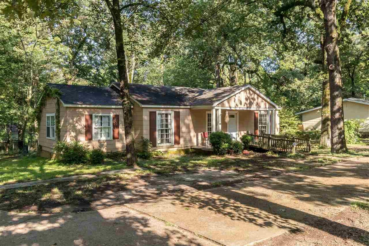 Primary Photo - 211 W Lakeview Dr