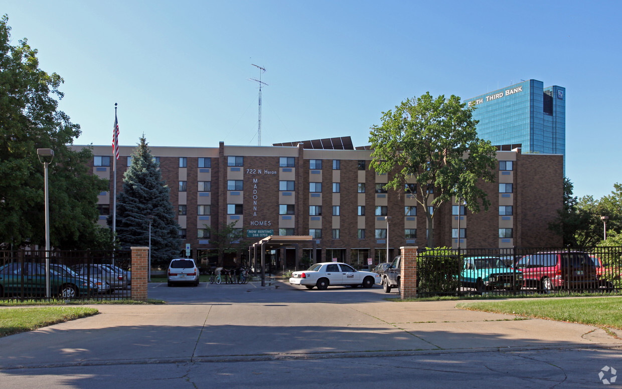 Foto del edificio - Madonna Homes