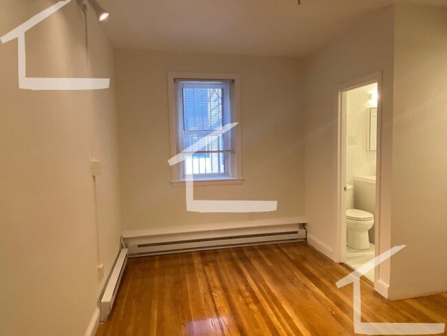 Building Photo - Beautiful Studio Apartment Right in The Ba...