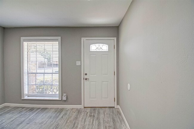 Building Photo - 1104 W Tri Oaks Ln