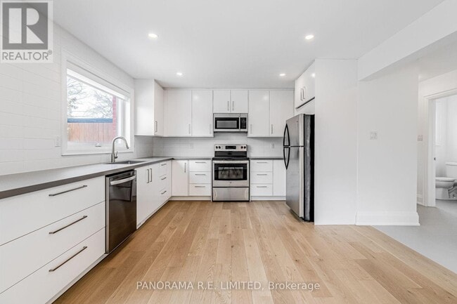 Building Photo - 674 Netherton Crescent