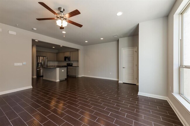 Building Photo - 13800 Lyndhurst St