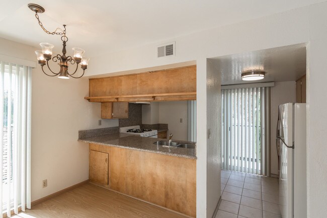 Foto del edificio - Oswego Garden Townhome