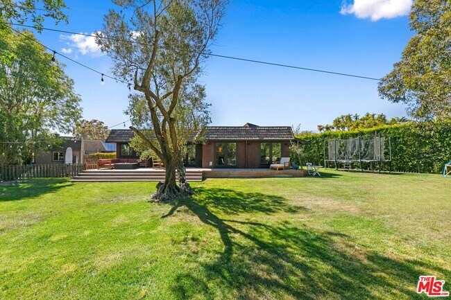 Building Photo - 7038 Dume Dr