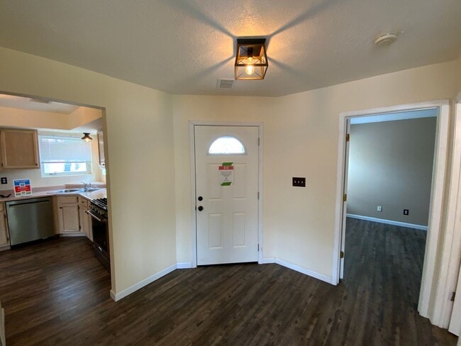 Building Photo - 2 Bedroom Single Story Home Available Near...