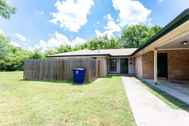 Photo - 3004 Pecan Springs Road -B- Apartment