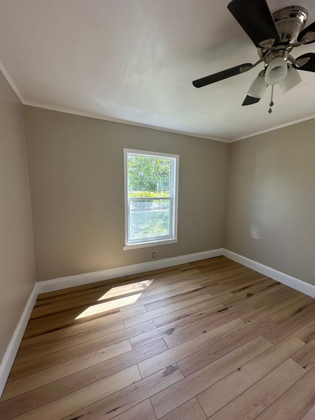 Foto principal - 2 Bed/1 Bath House UNDER RENOVATIONS