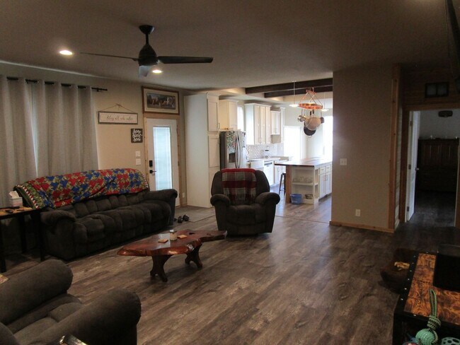 Foto del edificio - Schedule A Showing Today! Home on 5 Acres with Barn, Shop and Direct Access to BLM Land - Availab...