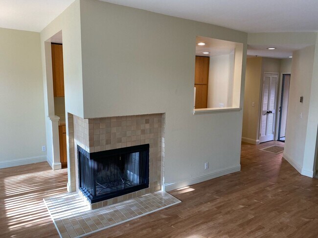 Foto del edificio - Palo Alto Redwoods 2 bd 1 ba 2nd Floor, Qu...