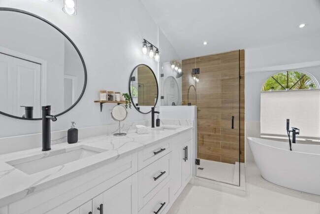 Foto del edificio - Chic Stylish Pool House newly renovated