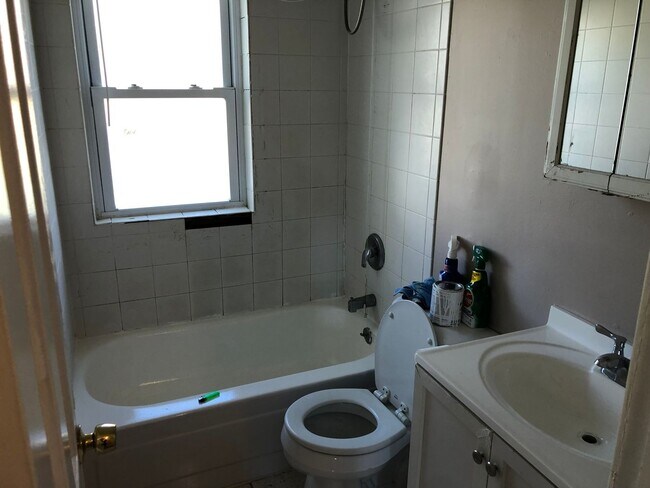 Building Photo - 3 BED 1 BATH SINGLE FAMILY IN THE PURITAS-...