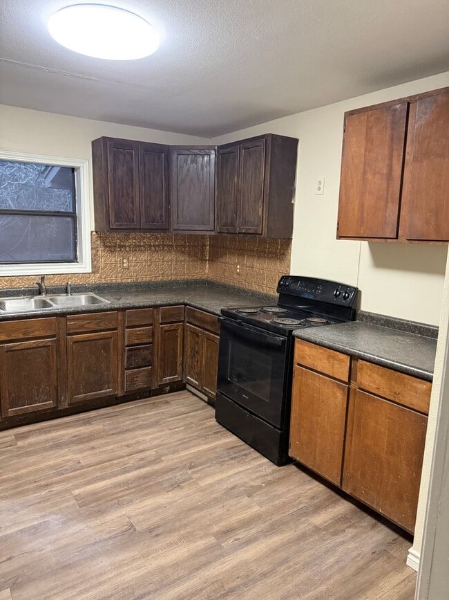 Building Photo - 2/1 plus an office