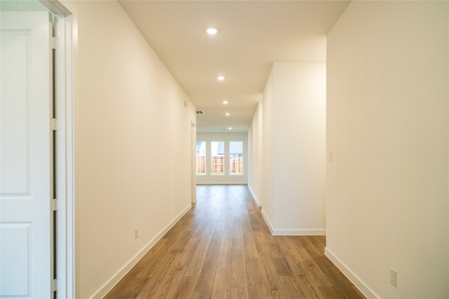 Building Photo - 31026 Sun Vly Dr