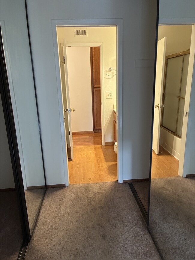 Building Photo - 1065 Huntington Common