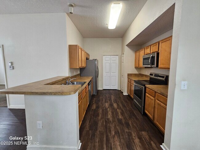 Foto del edificio - 6788 Manotak Oaks Dr
