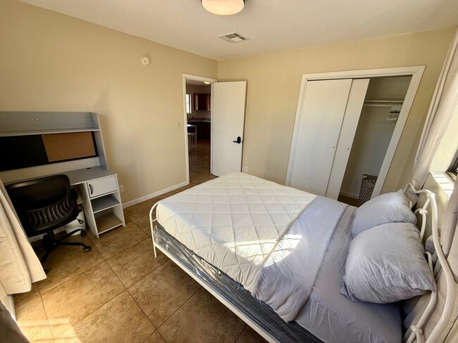 Building Photo - 1231 E Lee St